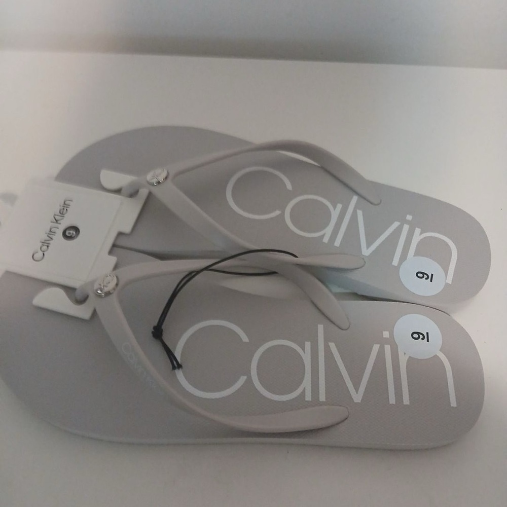 Calvin Klein - Picture 3 of 4